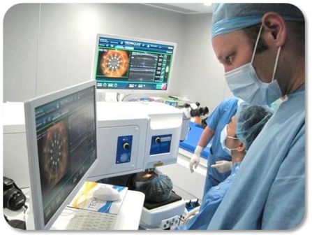 Le chirurgien, à l'instar d'un pilote de chasse, reçoit dans son optique de microscope toutes les données et écrans de tir permettant un ajustement immédiat.